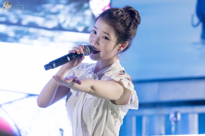 여전히 귀여운 똥머리 아이유.jpg | 인스티즈