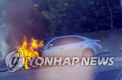 귀경길 고속도로 달리던 에쿠스 화재..인명피해 없어 | 인스티즈