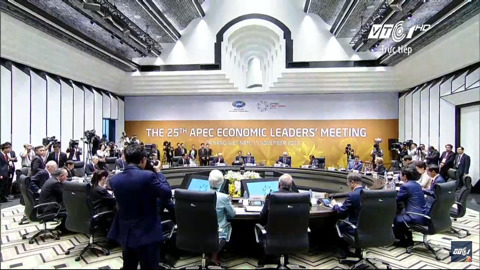 11/11 APEC 정상회의 본회의 세션에 참석한 문재인 대통령 | 인스티즈