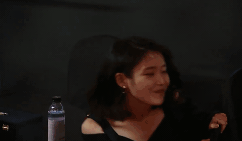 아이유에게 꽃다발 전하는 트와이스 나연.gif | 인스티즈