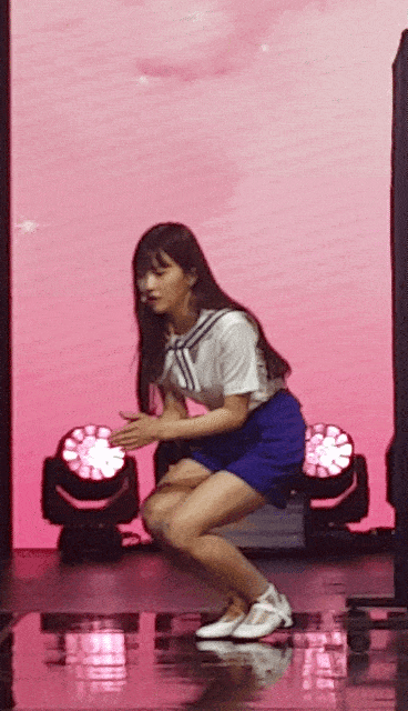 오늘 팬미팅에서 게임하는 송하영.gif | 인스티즈