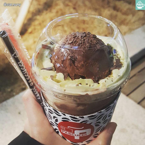 초코 젤라또가 위에 올라간 파스쿠찌 신메뉴 해피롱슈크림초코그라니따.jpg | 인스티즈