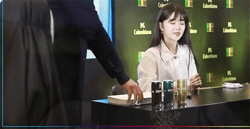 가오나시를 보고 당황한 아이린.gif | 인스티즈