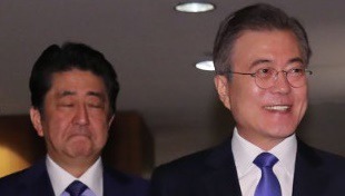  행복한 문프 얼굴과 울상인 아베 | 인스티즈