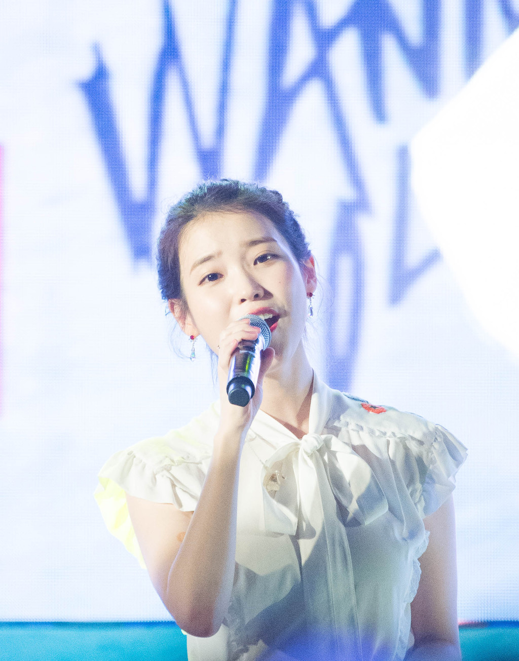 180803 아이유 IU 라이브 해운대 하이트 feat.지은이 쏘주 원샷~ | 인스티즈