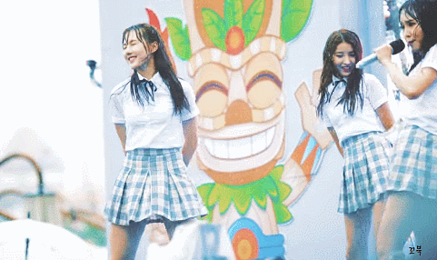 폭우와 싸우는 여자친구.gif | 인스티즈