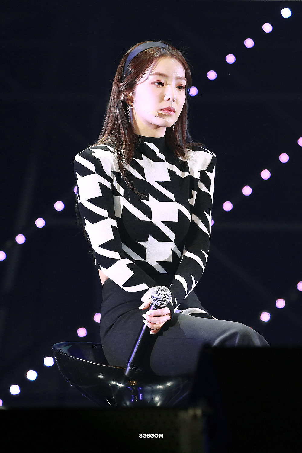 검정 머리띠한 아이린.jpgif | 인스티즈