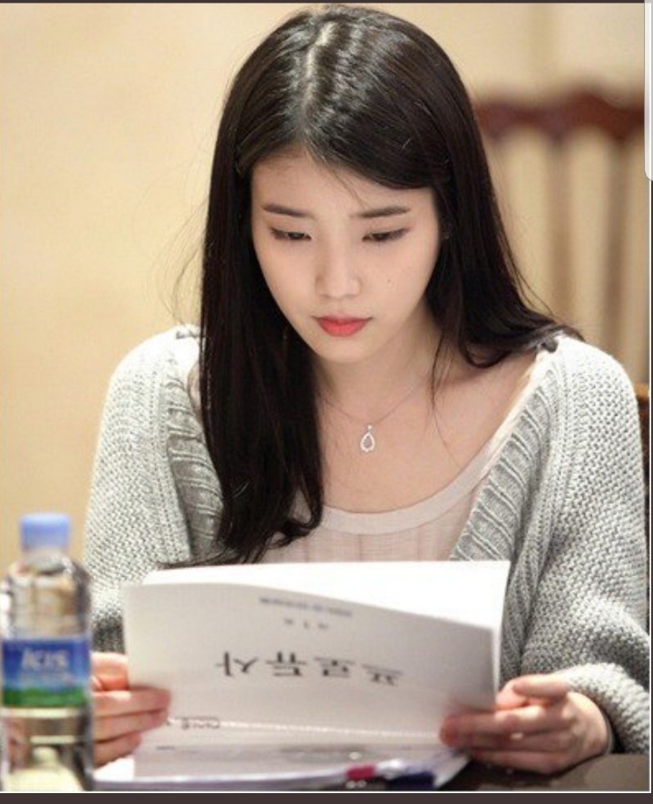 대본 읽는 아이유 .gif | 인스티즈