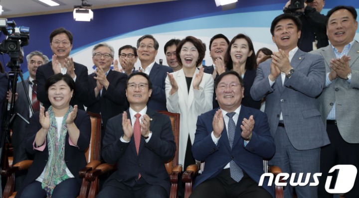 9.18 남북정상회담 지켜보는 각 정당반응 (순서는 표정밝은순).jpg | 인스티즈