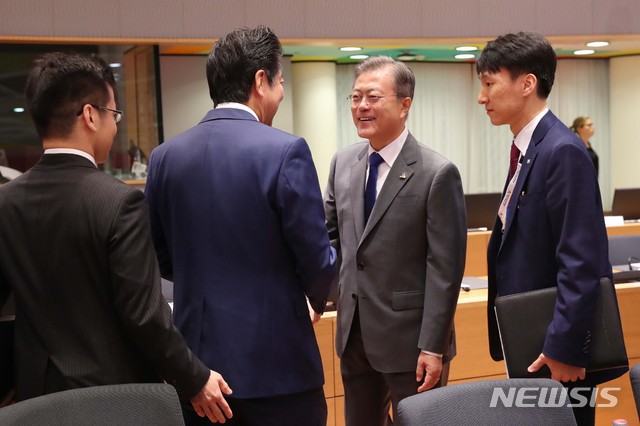 아셈 정상회의 각국 정상들과 인사 나누는 문재인 대통령.jpg | 인스티즈