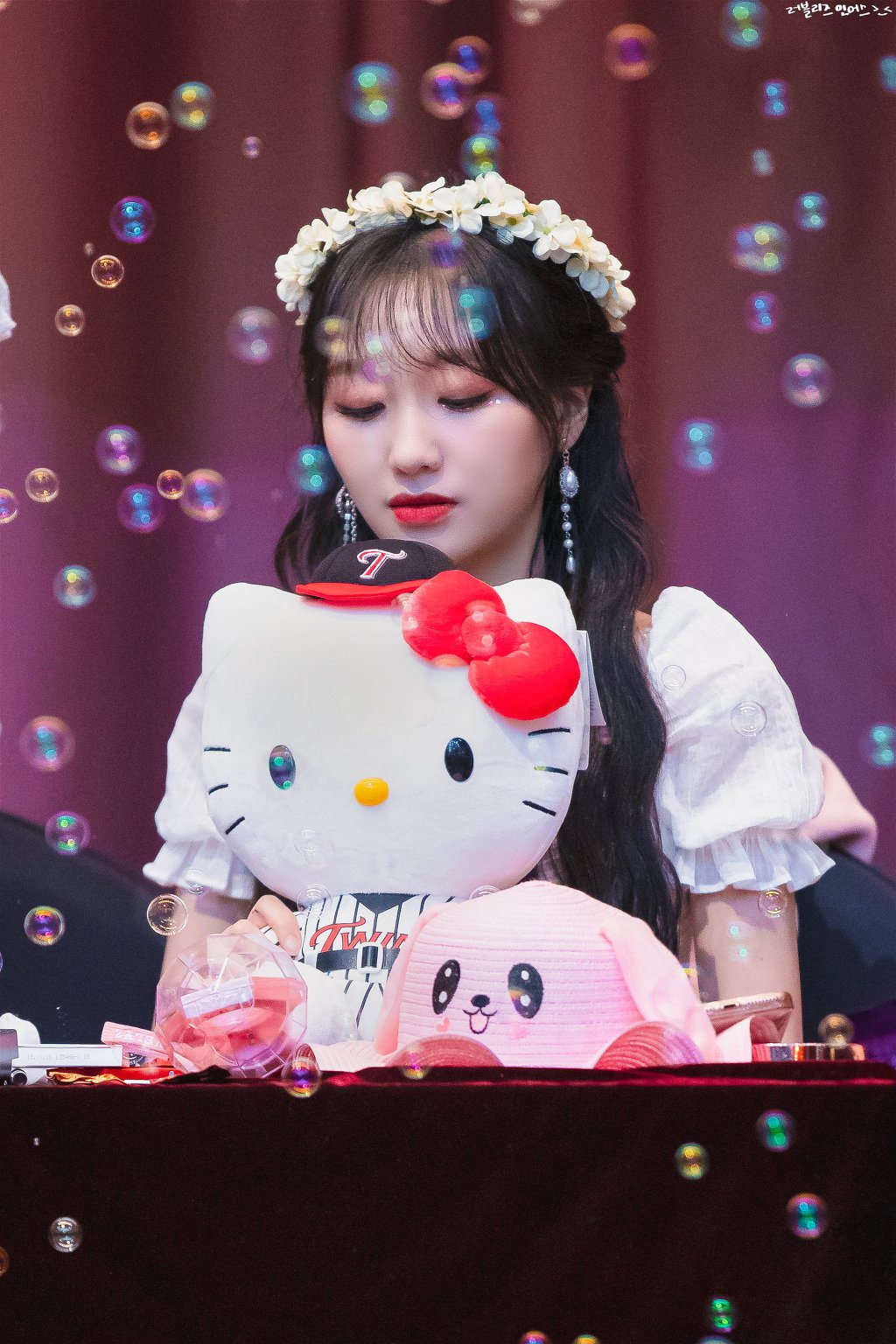 LG 트윈스 인형 가지고노는 러블리즈 빵떡이 류수정.gif | 인스티즈