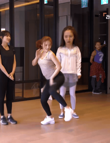 조이 춤 따라해보는 송지효.gif | 인스티즈