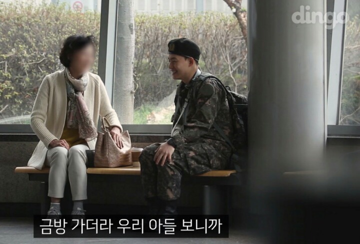 팔을 다친 군인이 전투화 끈을 묶어달라고 한다면? | 인스티즈