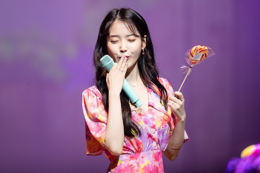 손키스 날리는 아이유.jpg | 인스티즈