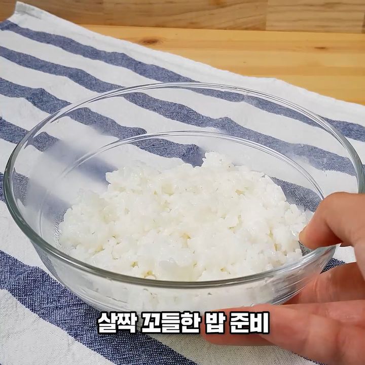 5분완성! 밥알이 살아있는 초간단 굴소스 볶음밥 만들기! | 인스티즈