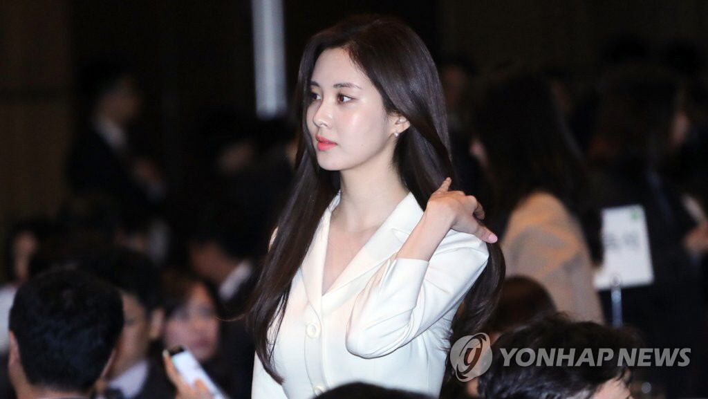 오늘자 국무총리 표창받는 서현.jpg | 인스티즈