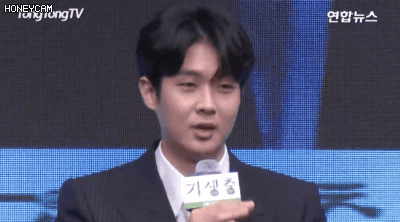 오늘 말 한번 실수했다가 제작보고회에서 선배들한테 쉼없이 놀림당한 최우식ㅋㅋ.gif | 인스티즈