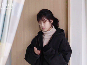 수화 연습하는 아이유 .gif | 인스티즈