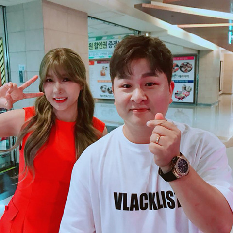 허각한테 매너다리해주는 오하영 | 인스티즈
