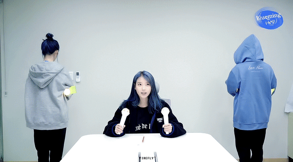 자기 노래 응원법을 알려주는 아이유.gif | 인스티즈