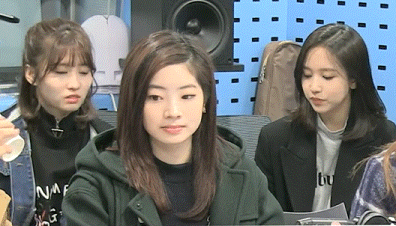 모모와 미나의 반응차이.gif | 인스티즈